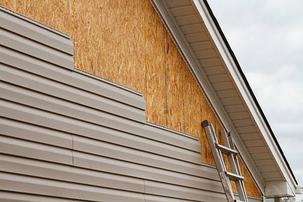Professional Siding Installation technician working in New Holland, OH